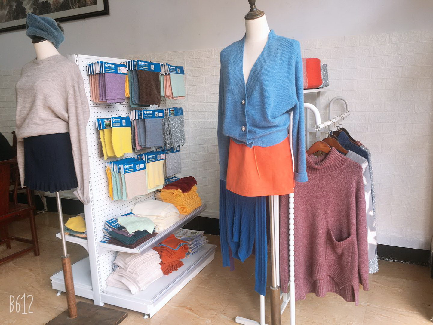 衣服布片展示区域