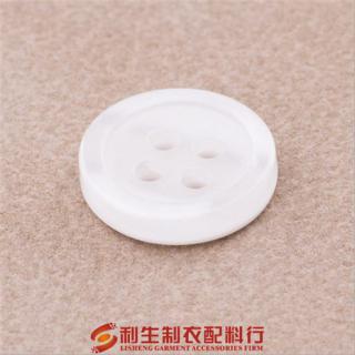 高档白底珠光细边边四眼衬衫纽扣 白色毛衣手缝扣子